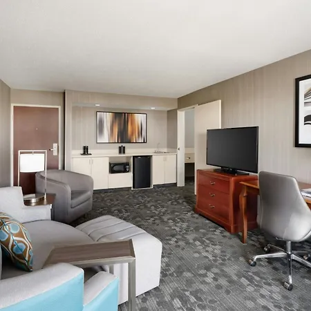 Courtyard By Marriott Chicago Bloomingdale