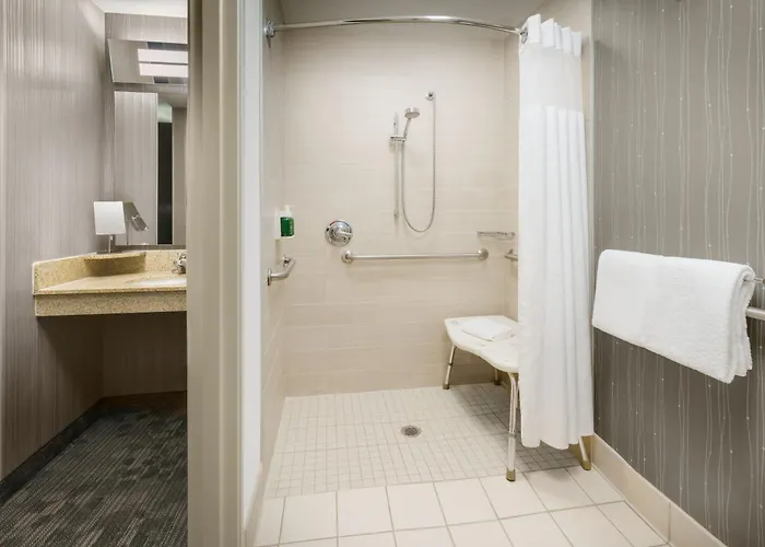 Courtyard By Marriott Chicago
