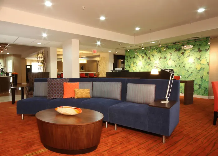 Courtyard By Marriott Chicago Hotel