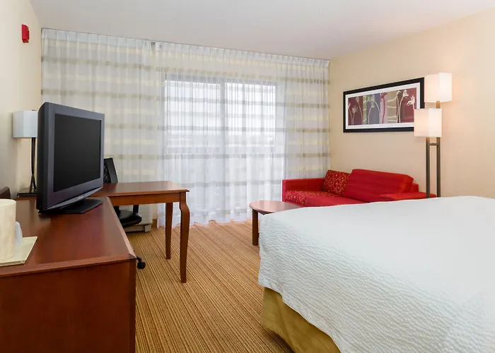 Courtyard By Marriott Chicago Hotel Bloomingdale
