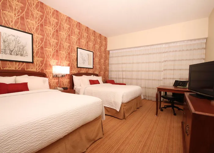 Courtyard By Marriott Chicago Hotel