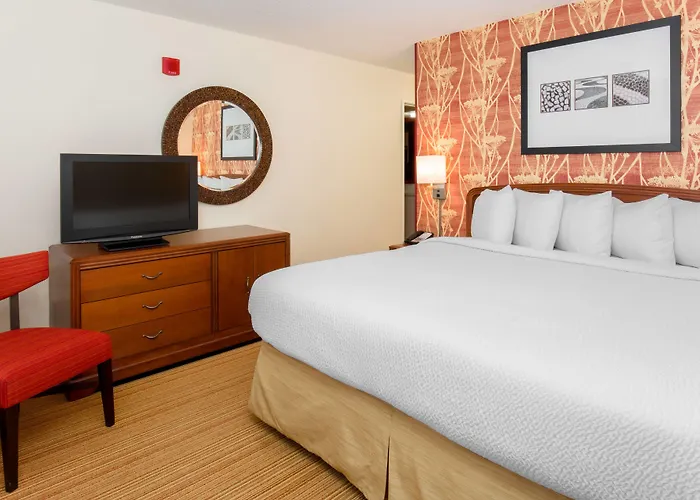 Courtyard By Marriott Chicago Hotel