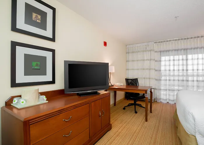 Hotel Courtyard By Marriott Chicago 3*