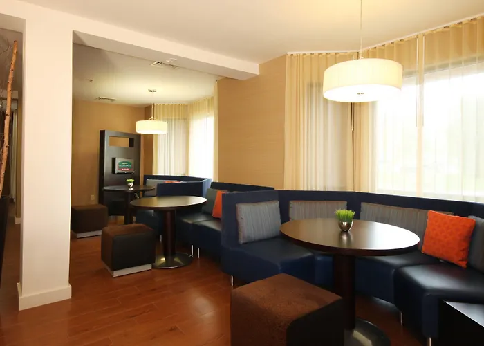 Courtyard By Marriott Chicago Hotel