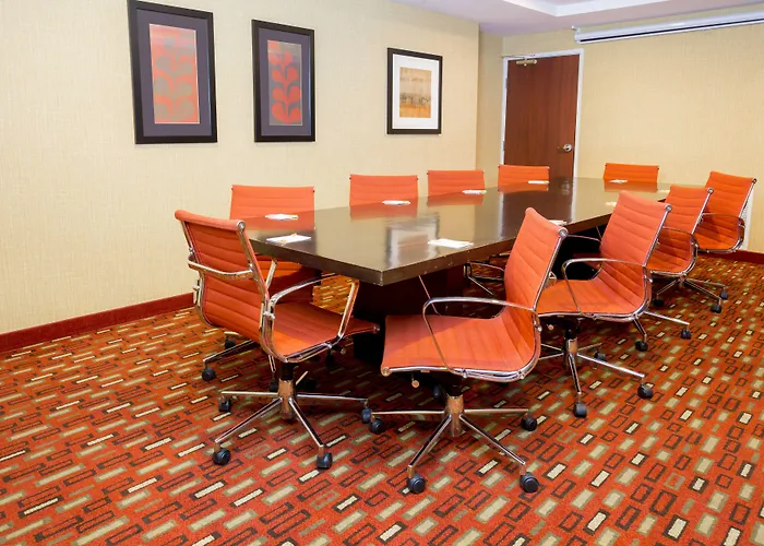 Courtyard By Marriott Chicago Hotel