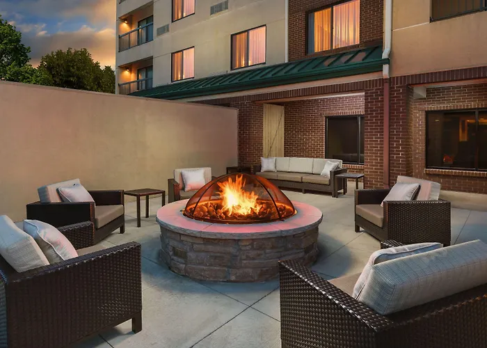 Courtyard By Marriott Chicago Hotel Bloomingdale