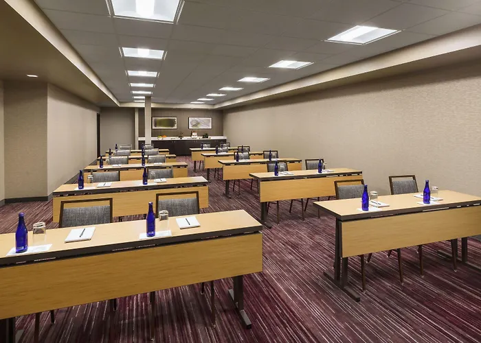 Courtyard By Marriott Chicago Hotel Bloomingdale