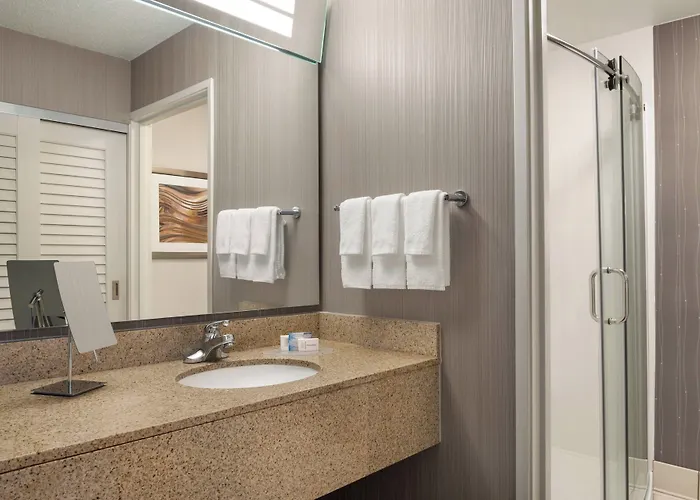 Courtyard By Marriott Chicago Hotel