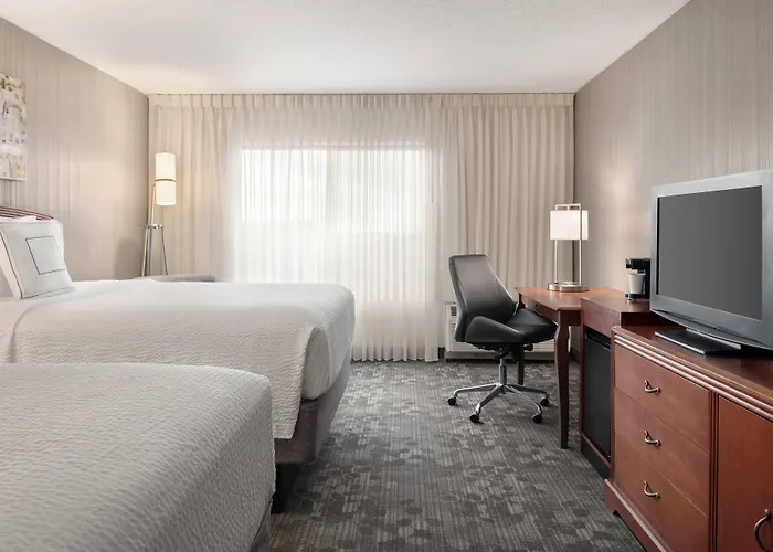 Courtyard By Marriott Chicago