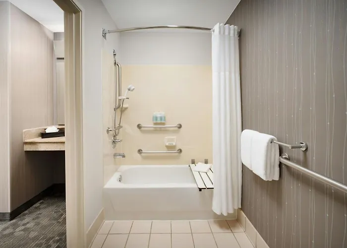 Courtyard By Marriott Chicago Hotel Bloomingdale