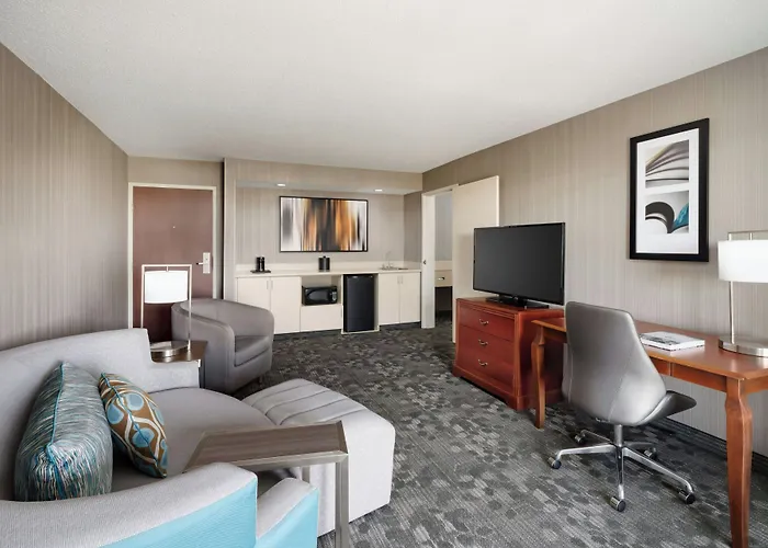 Courtyard By Marriott Chicago Hotel Bloomingdale
