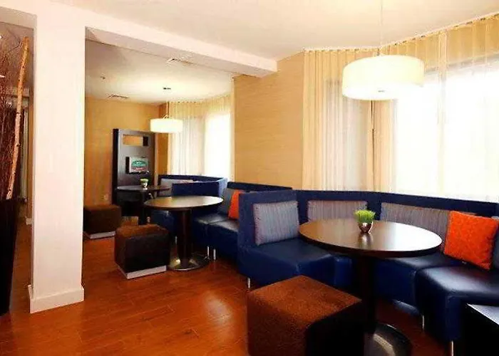 Courtyard By Marriott Chicago Hotel