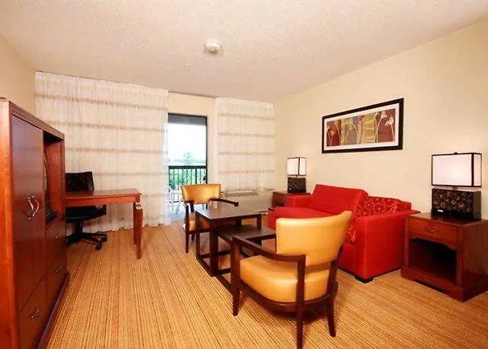 Courtyard By Marriott Chicago Hotel