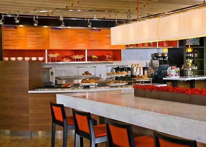 Courtyard By Marriott Chicago